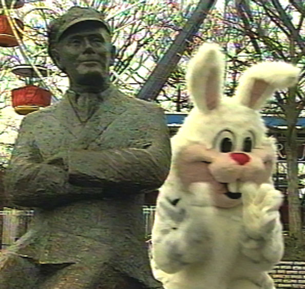 Den vita kaninen ansågs vara aningen för lik Lisebergs galjonsfigur. Foto: SVT